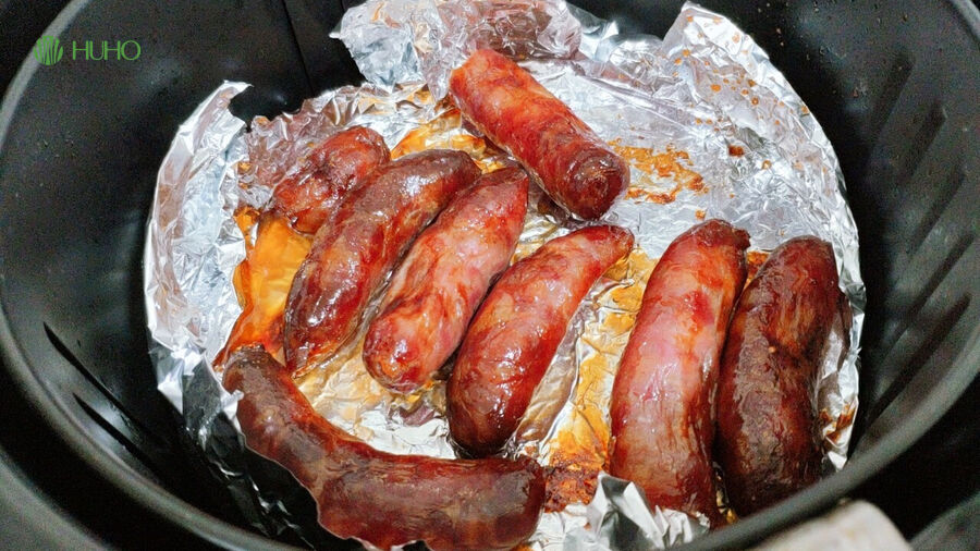 Bước 2: Chiên lạp xưởng bằng nồi chiên không dầu
